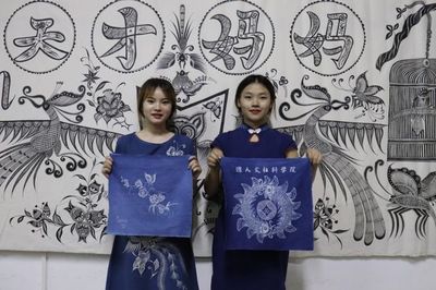 江蘇科技大學(xué)人文社科學(xué)院苗族蠟染實踐團直播傳承非遺文化